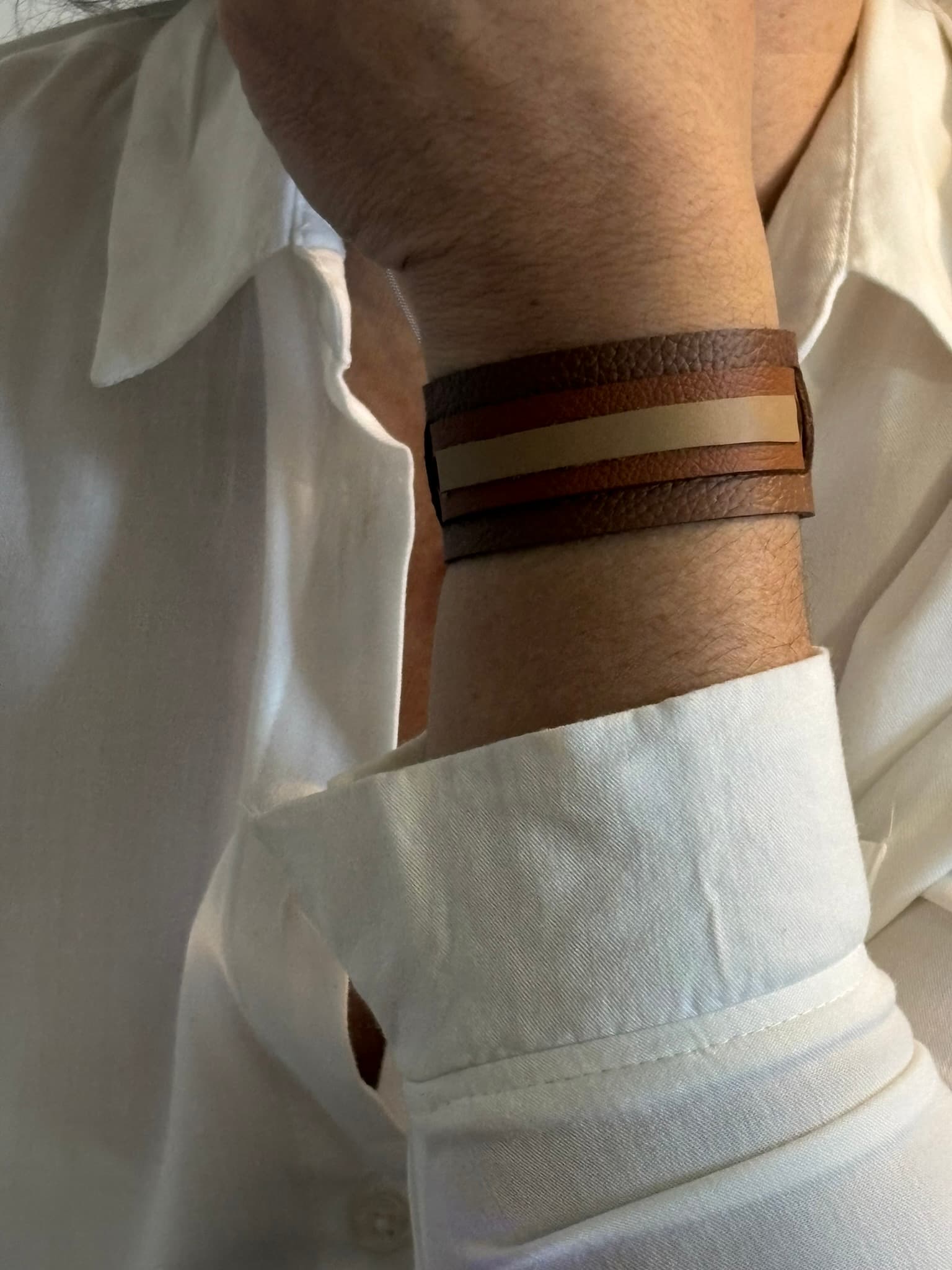Artesanía sostenible brazalete de cuero camel y mostaza – Mangel Delferri Barcelona