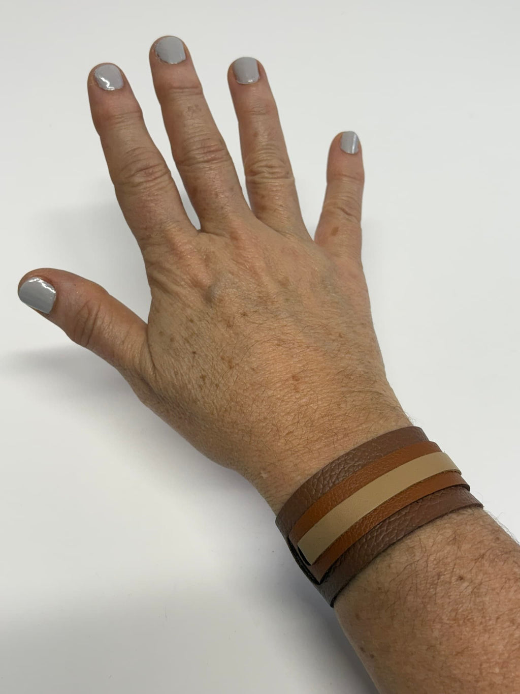 Brazalete artesanal de cuero en tonos camel y mostaza – Courage Bracelet Mangel Delferri