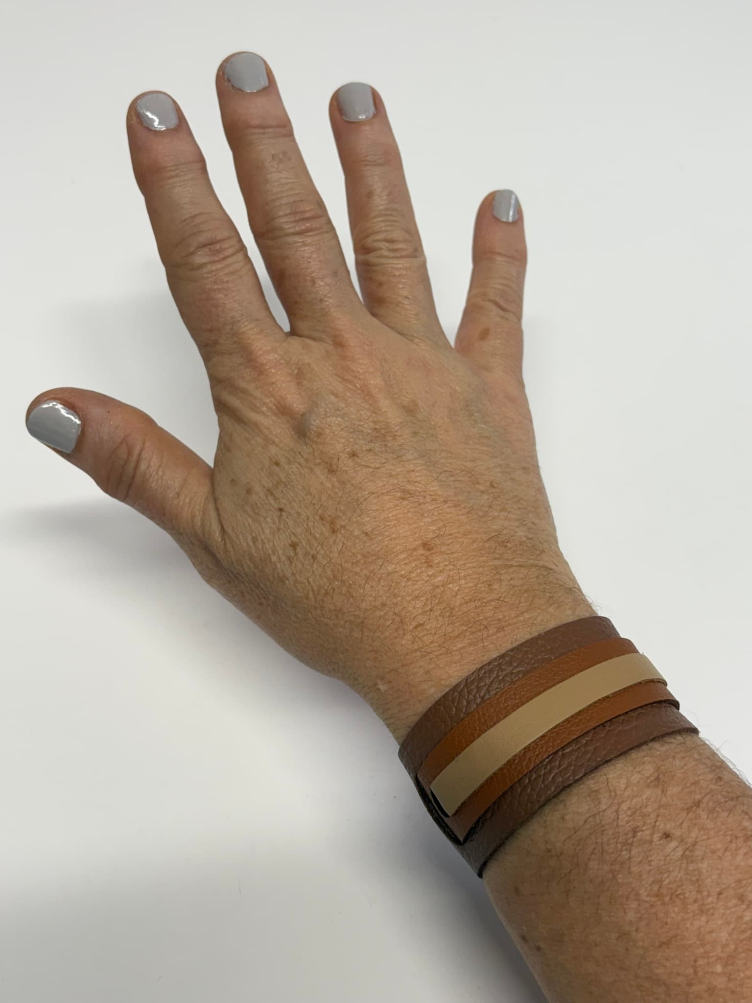Brazalete artesanal de cuero en tonos camel y mostaza – Courage Bracelet Mangel Delferri