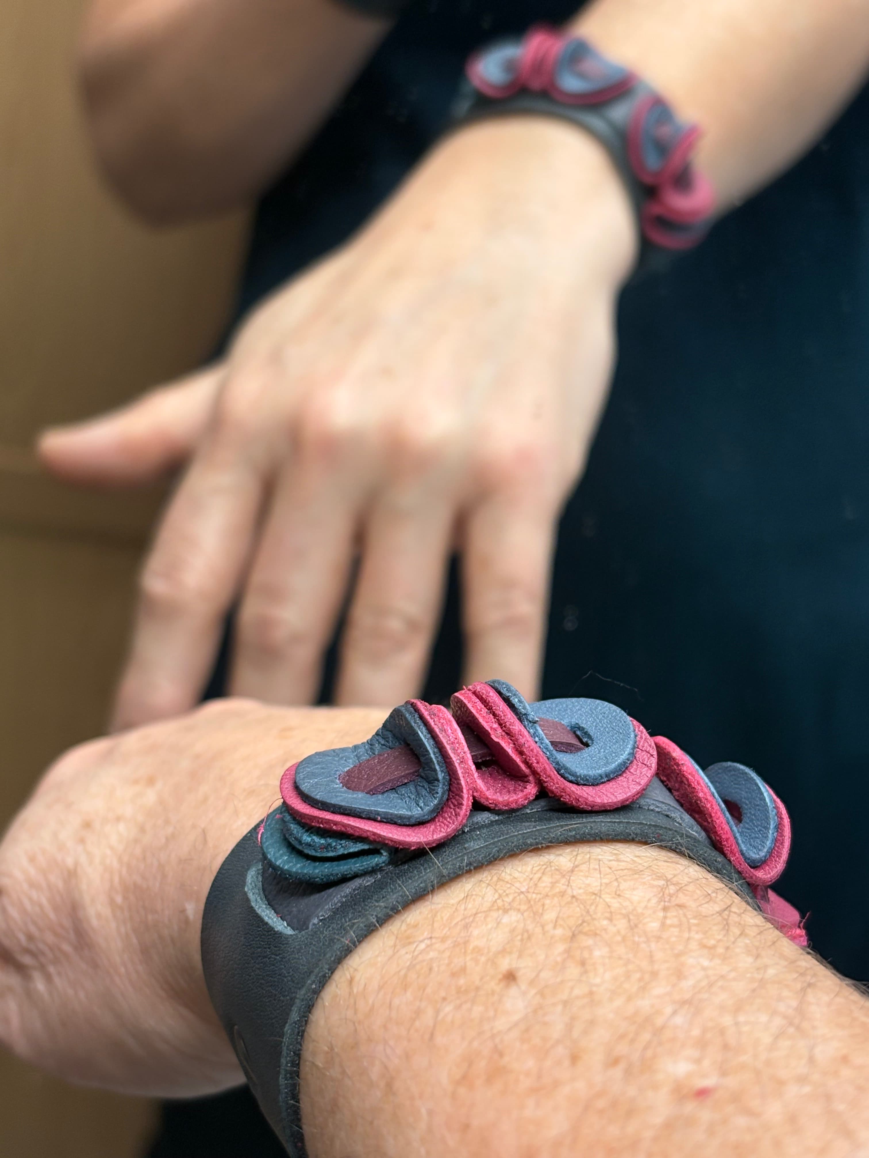 Jolliness Bracelet. Gris y rosa