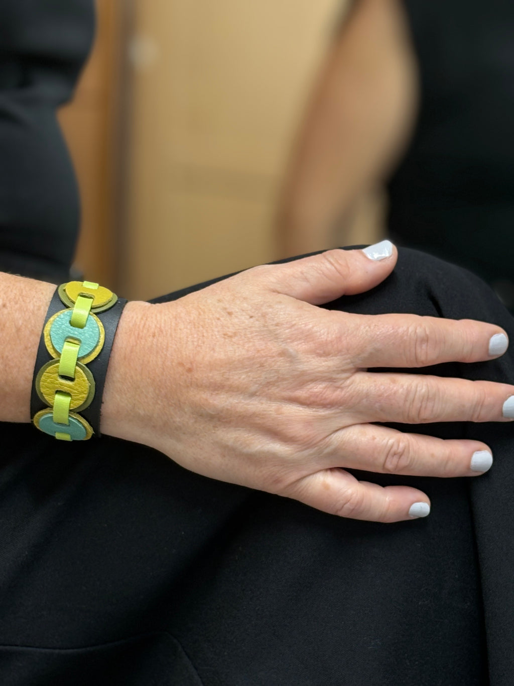 Brazalete artesanal negro y verde con broche metálico – Kindness Bracelet Mangel Delferri