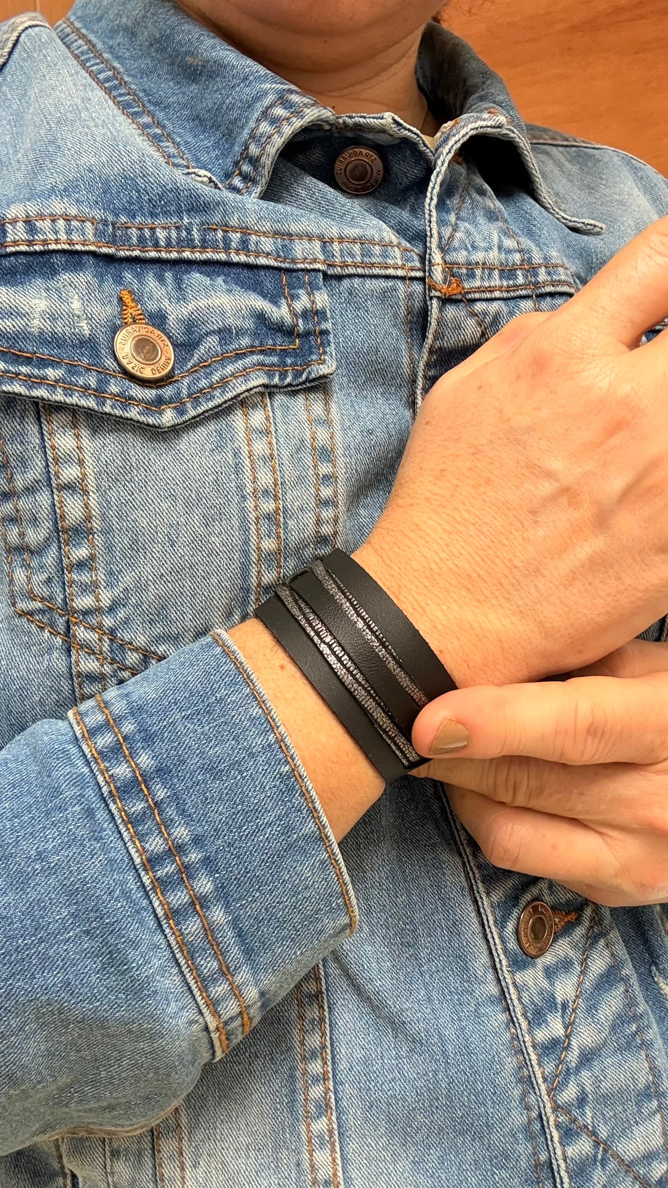 Brazalete artesanal de cuero negro y plateado hecho a mano en Barcelona – Mangel Delferri
