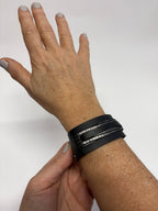 Detalle del brazalete de cuero negro y plateado – Courage Bracelet Mangel Delferri