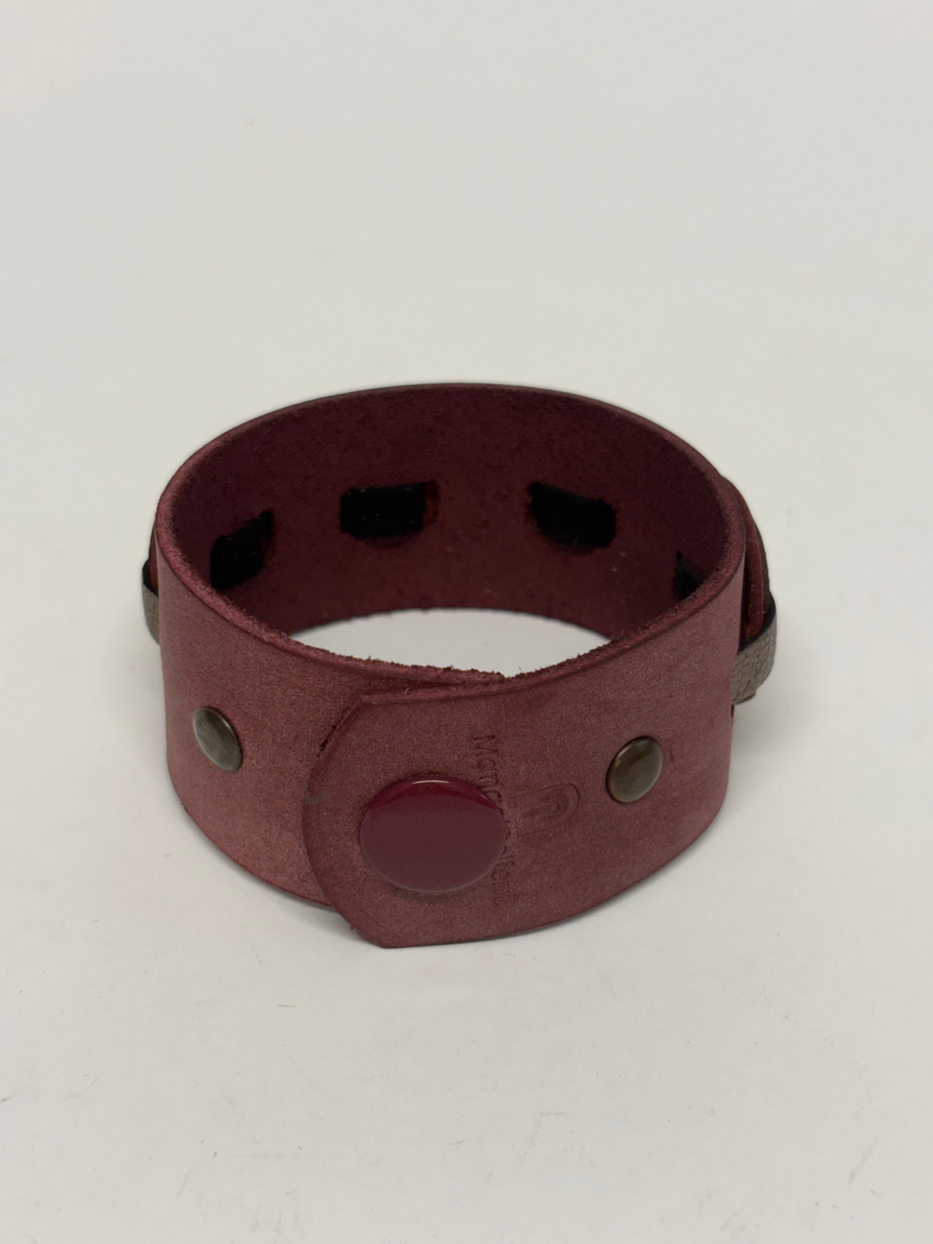 Detalle del Kindness Bracelet de cuero malva y vino – Virtue Collection Mangel Delferri