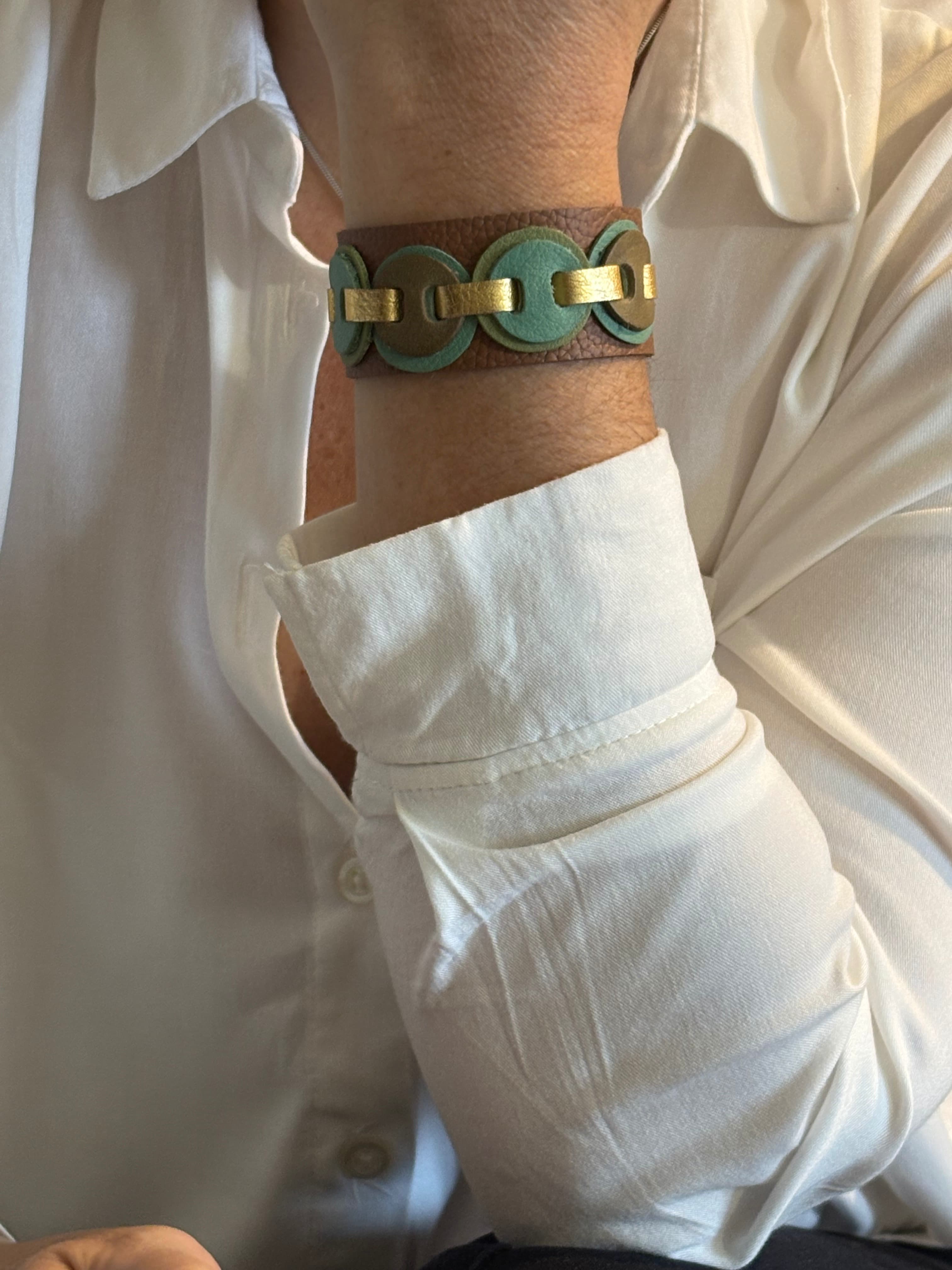 Kindness Bracelet. Marrón, verde y dorado