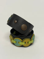 Detalle del Kindness Bracelet de cuero negro y verde – Virtue Collection Mangel Delferri