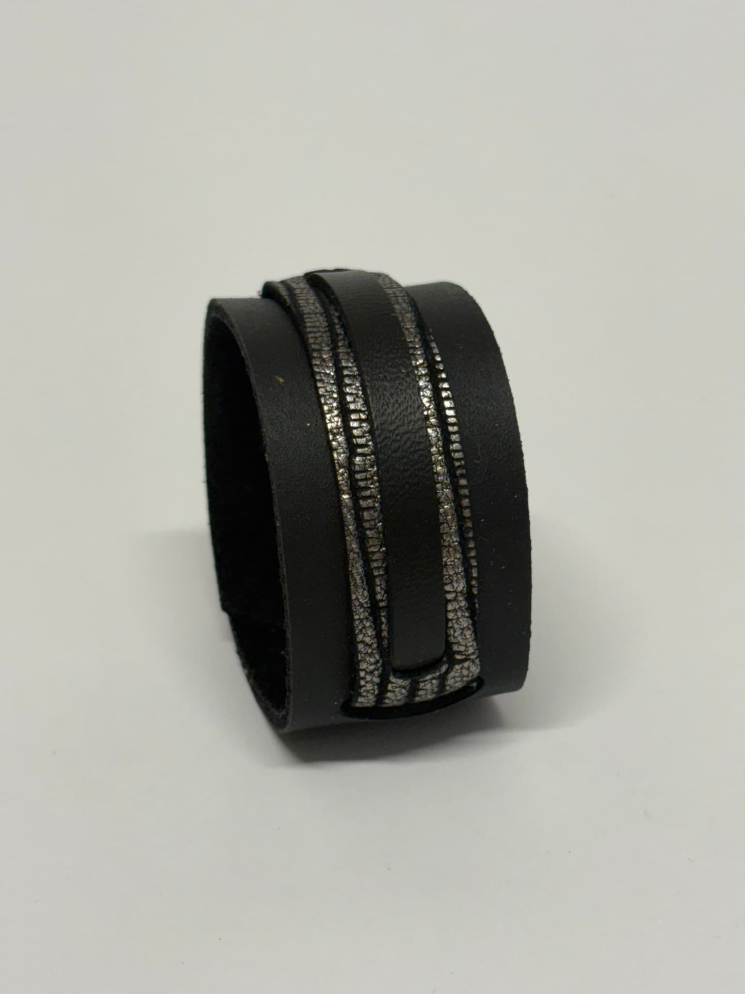 Courage Bracelet de cuero negro y plateado – Virtue Collection Mangel Delferri