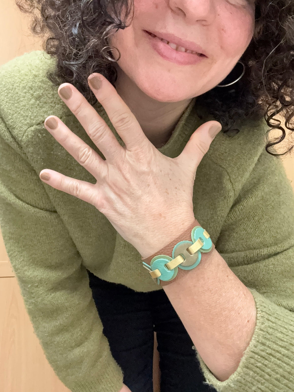 Kindness Bracelet. Marrón, verde y dorado