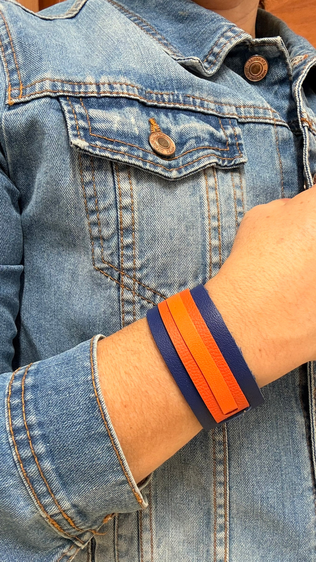 Diseño vanguardista brazalete azul y anaranjado inspirado en tejidos andinos – Mangel Delferri