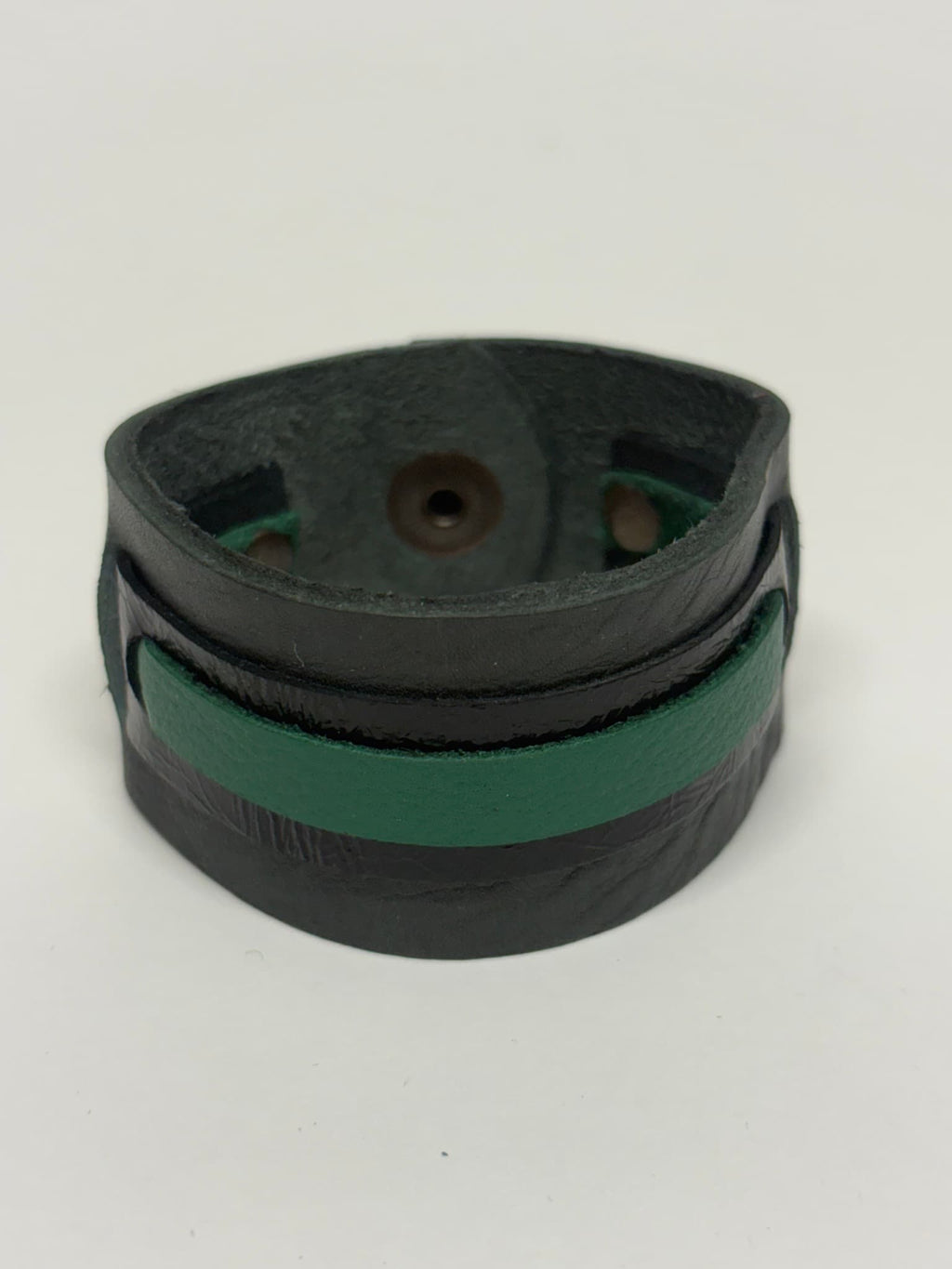 Brazalete artesanal gris y verde de cuero recuperado – Courage Bracelet Mangel Delferri
