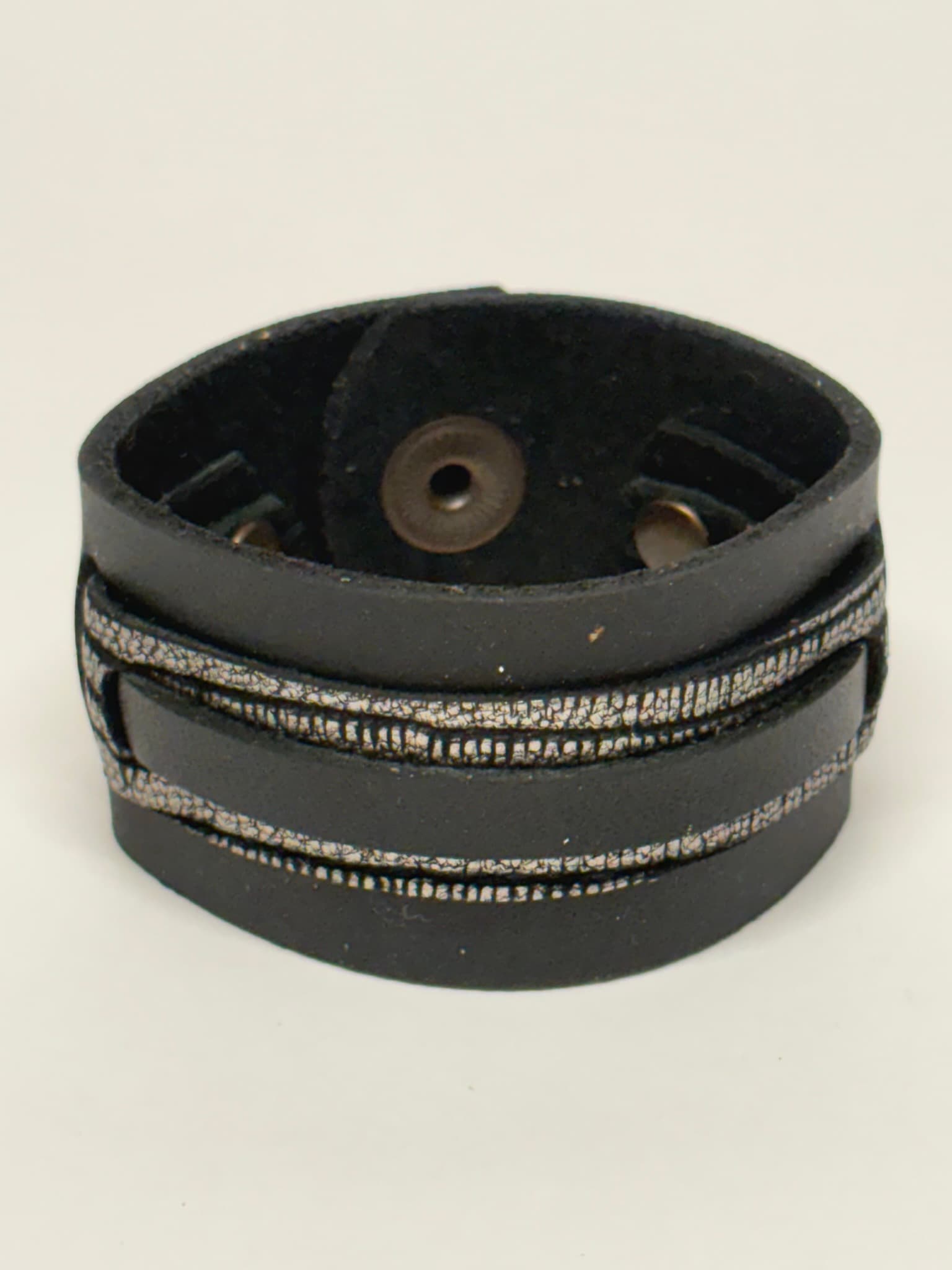 Brazalete Mangel Delferri negro y plateado con franja lineal – Courage Bracelet