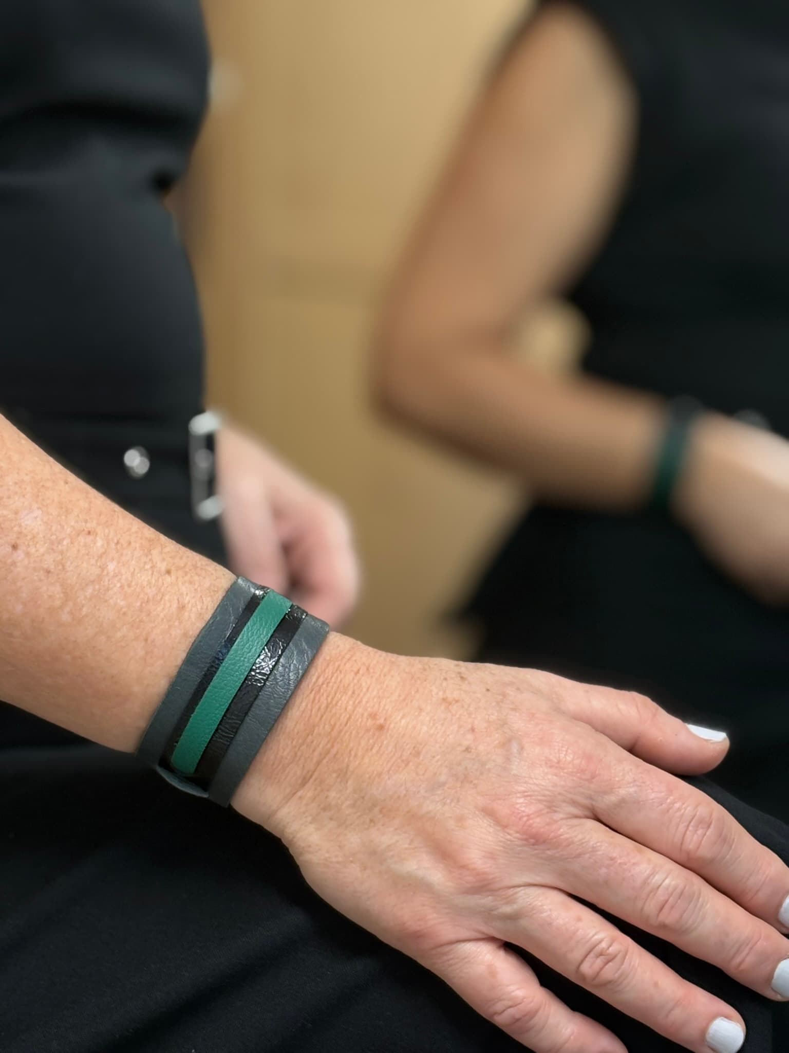 Brazalete de cuero gris y verde con broche metálico – Virtue Collection Mangel Delferri